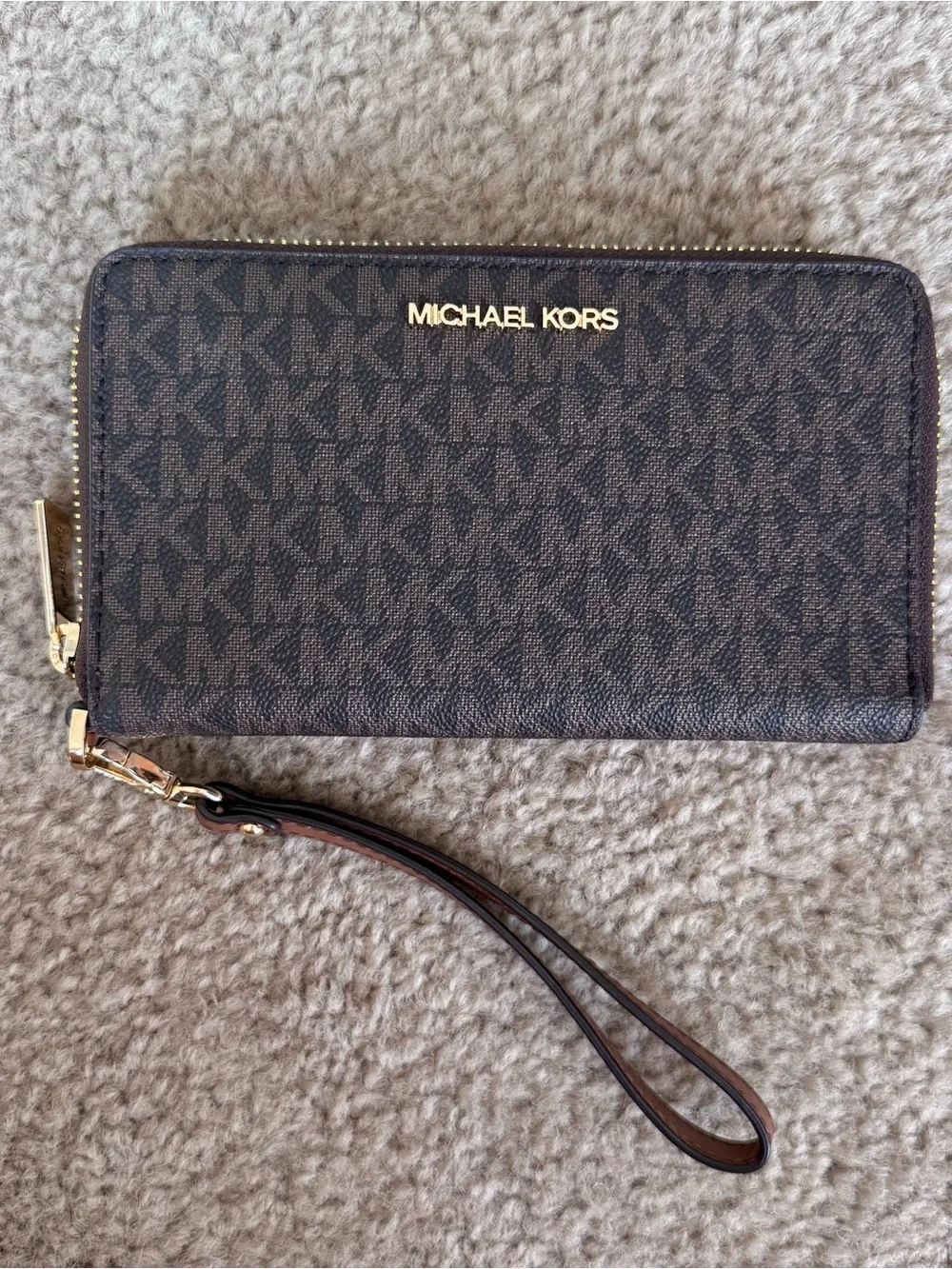 Michael Kors Jet Set medium zip around phone holder wallet